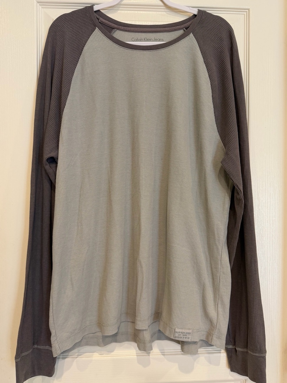 Men’s Calvin Klein Two-Tone Long-Sleeve Raglan Shirt in Light and  Dark Gray